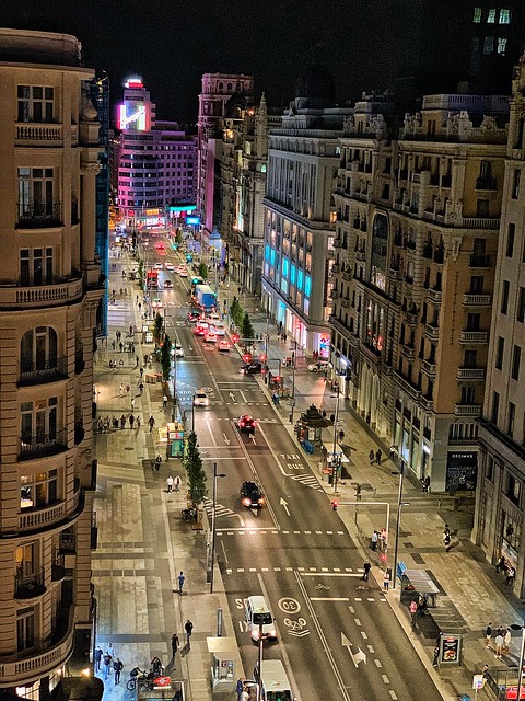 Cae la noche en la Gran Vía, Madrid.