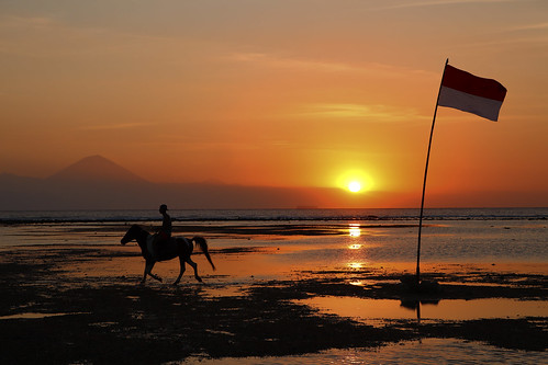 indonesia asia lombok giliisland gili gilitrawangan sunset sunsetlovers sea flag world travel horse volcano clouds cloud sun bestsunset backpackers ngc