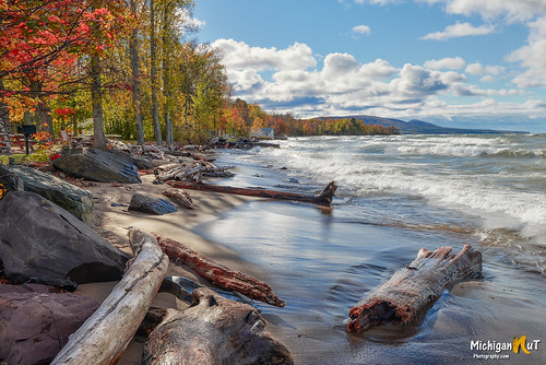 lakesuperior porcupinemountains nature driftwood beach upperpeninsula greatlakes scenic sand autumn fall landscape midwest michigan