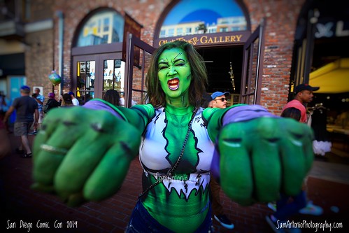 marvelcomics avengers shehulk comiccon comicconinternational hulk comics halloween green female woman fist closeup wideangle marvel costume cosplay cosplayer strong strength