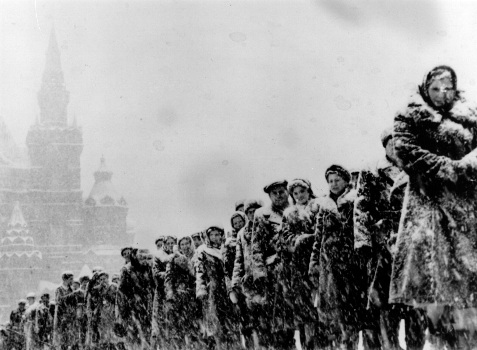 1959. Толпы людей выстраиваются в снег и мороз на Красной площади, чтобы посетить Мавзолей Ленина