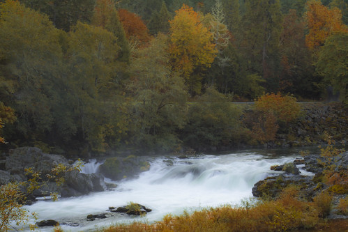 deadlinefalls oregon river mist fog fall autumn leaves rocks trees umpqua america landscape
