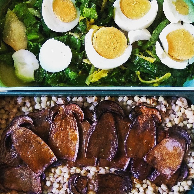 Vegetarian bento: marinated grilled mushrooms with buckwheat + mustard seed spinach/yellow beet salad with eggs 💚🍳🍱