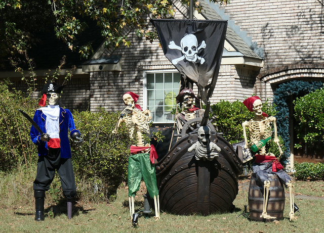 A pirate skeleton crew - Lawn decorations for Halloween