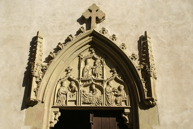 Ochsenfurt, Spitalgasse, Kreuzkirche, Tympanon über dem Portal