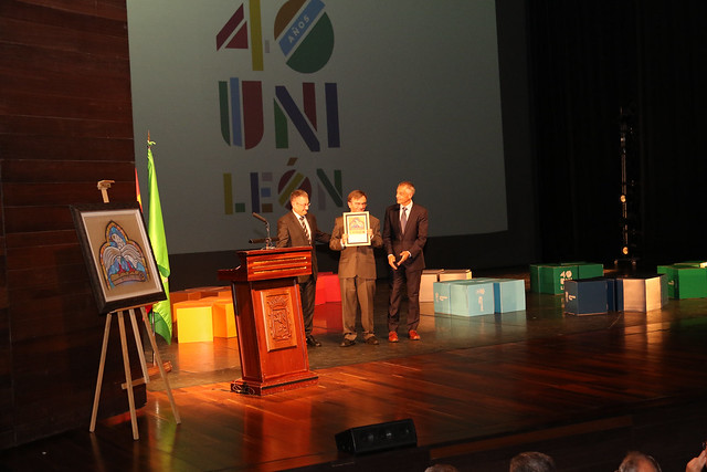 El presidente de la Asociación de Colegios Profesionales de León COLPROLEON recoge su reconocimiento