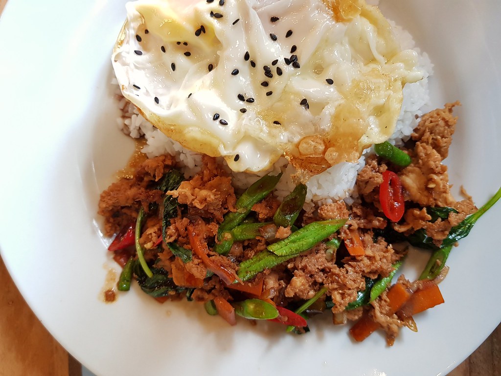 泰式罗勒鸡肉碎 Pad krapow basil chicken rice with egg rm$18 & 印度茶拿铁 Chai Latte rm$12 @ Aether Cafe TTDI