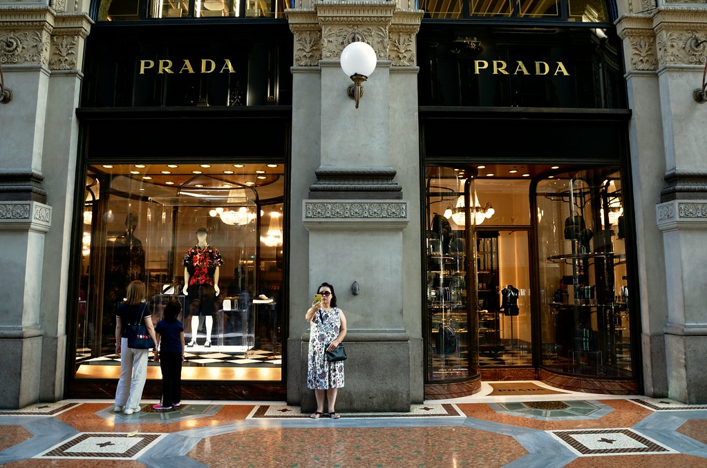 Prada [ il potere di suggestionare dei grandi marchi della moda]