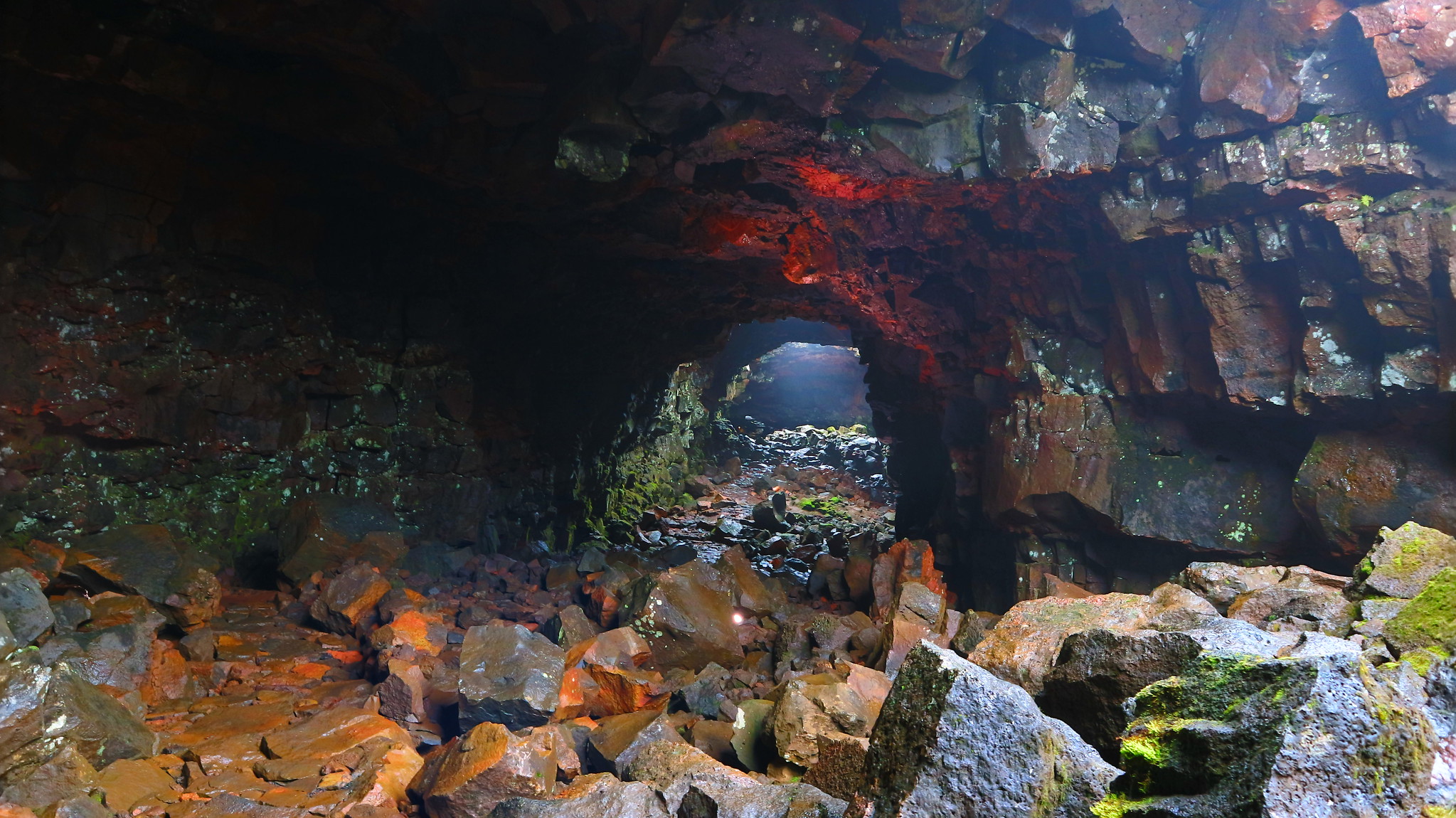 The Lava Tunnel Raufarhólshellir (Islandia). Increíble túnel subterráneo de lava volcánica.