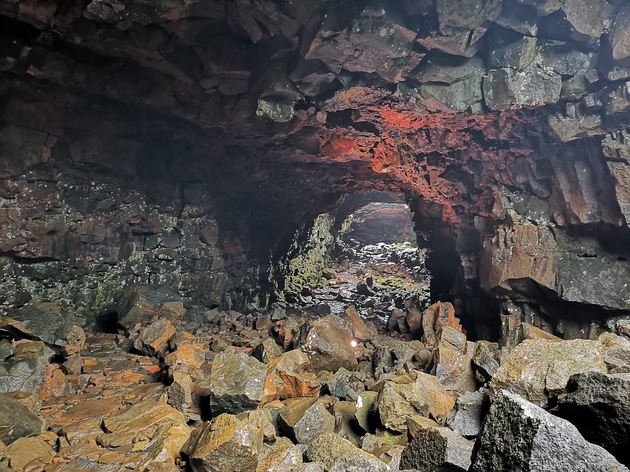 The Lava Tunnel Raufarhólshellir (Islandia). Increíble túnel subterráneo de lava volcánica.