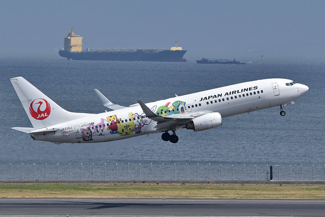 Boeing 737-846 ‘JA330J’ Japan Airlines (Shimajiro livery)
