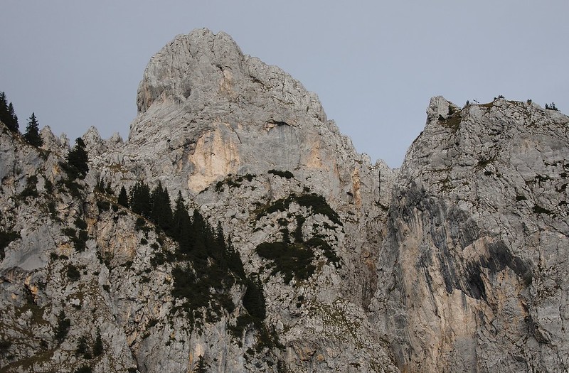 20190928-013F | Der Gipfelaufbau des Säulingspitz (2048 m). Rechts der Kleine Säuling. Ammergauer Alpen, 28.09.2019