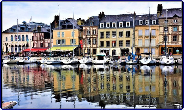 Honfleur - port de plaisance en Normandie, France (1)