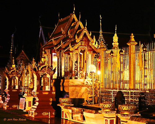 watphrathathariphunchai วัดพระธาตุหริภุญชัย พุทธกาลนิชน buddhist ลำพูน lamphun ทำบุญ makemerit ประเทศไทย thailand เมืองไทย