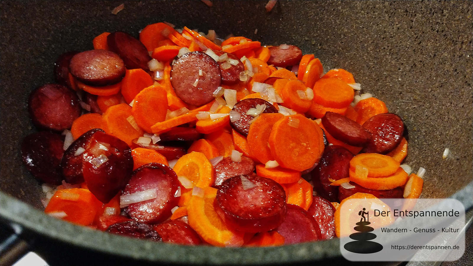 Cabanossi-Topf mit Rotkohl, Karotten und Maronen
