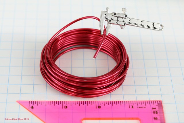 RED WIRE + RULER || ROOD IJZERDRAAD