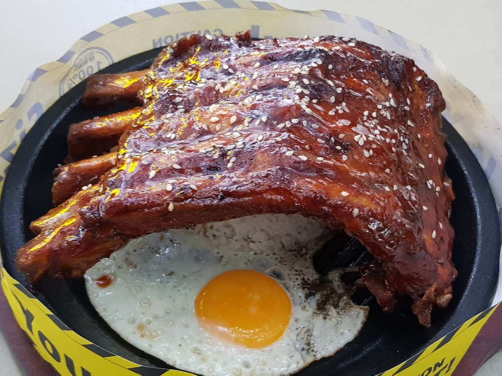 烤排骨饭 Roasted Pork Rib Rice rm$29.80 & 巴西狮威啤酒 Skol rm$15.20 @ 台北五号鑄鐡料理 Taipei No.5 in Rock Cafe, Bandar Sunway
