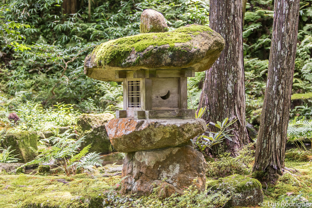 L&aacute;mpara en los jardines del templo Sanzen-in de Ohara
