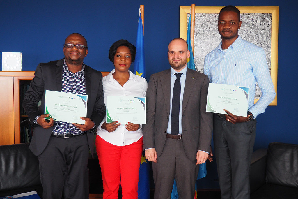 M. Guillaume Chartrain, chargé d'affaires at the Delegation of the EU in DRC, with the winners of the FORETS environmental...