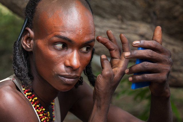 Woodabe man applying color for the Gerewol festival