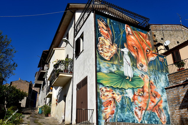 Ogni via del piccolo borgo di Sant'Angelo racconta la sua storia  tra colori e fantasia.