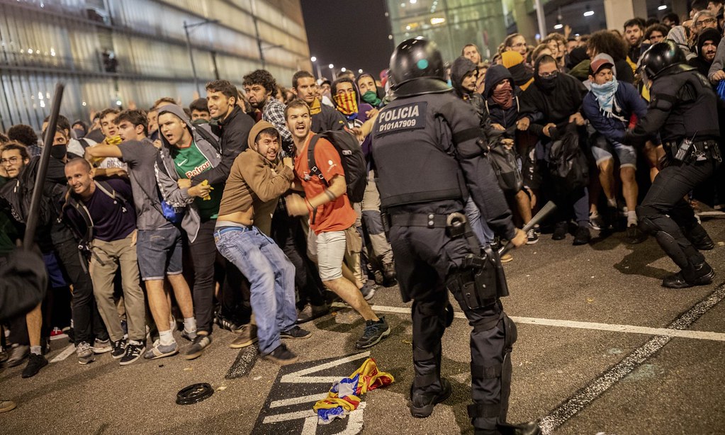 西班牙警察與示威者在巴塞隆納機場爆發衝突。（圖片來源：Bernat Armangué/AP）