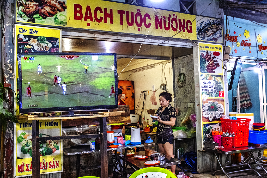 Watching Vietnam vs Indonesia at seafood restaurant in Phu Lam--Saigon