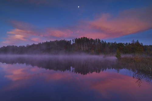 dawn sunrise early morning fog mist lake water dream red clouds zeiss batis 18mm reflection moon daybreak twilight griessee romantic scenic