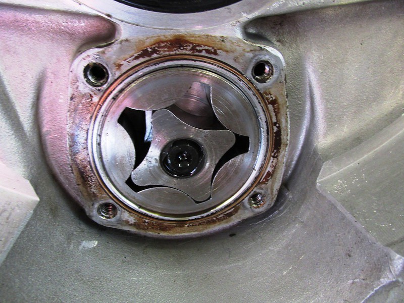 Inside The Oil Pump: 4-Lobe Inner Rotor and 5-Lobe Outer Rotor