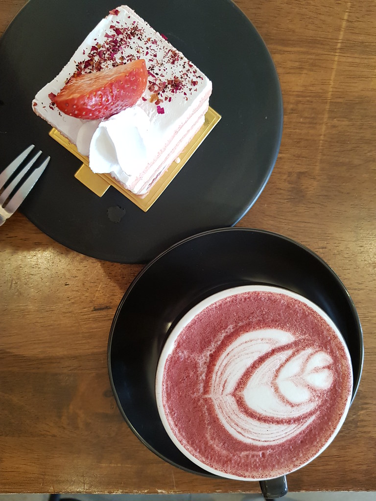 玫瑰荔枝蛋糕 Rose Lychee Cloud cake rm$12 & 粉红拿铁 Pink Latte rm$12 @ Fluffed Cafe & Dessert Bar PJ Paramount Garden