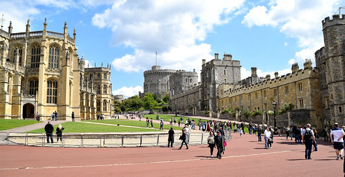 Windsor Castle & St. George's Chapel by chris murkin, Windsor Castle & St. George's Chapel
St.George's Chapel is on the left hand side in the photo
Ph