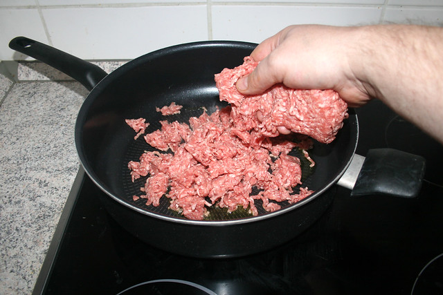05 - Hackfleisch in Pfanne bröseln / Put mincemeat in pan