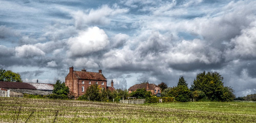 Worcestershire, Habberley - Farmhouse on the horizon