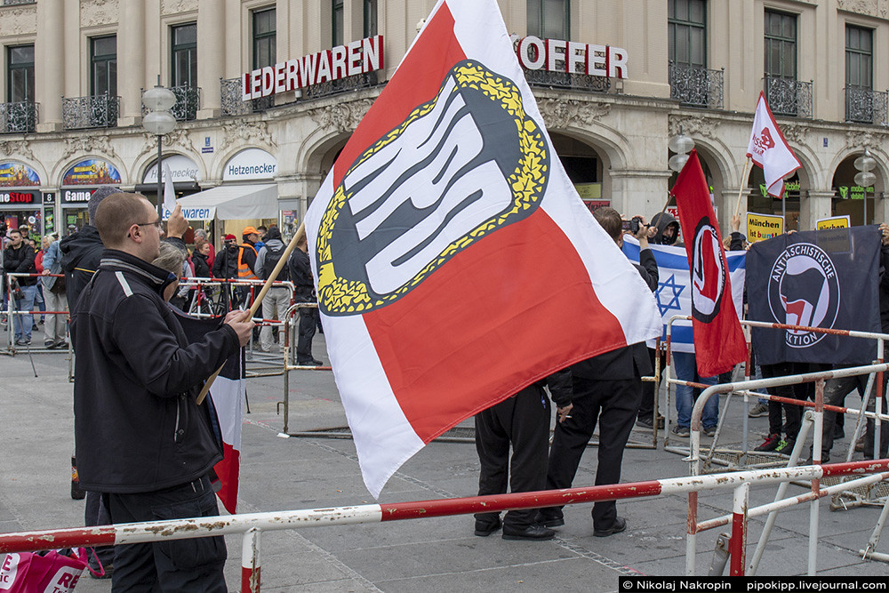 Нацистская демонстрация невероятных размеров в Мюнхене Гитлер, Германия, Израиля, флагом, партию, Напротив, флаги, Карлсплатц, прошлого, партия, людей, страны, холеры, плакате, стояли, улыбающиеся, леваки, атрибутикой, Полиция, страже