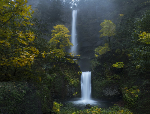 Multnomah Falls, Oregon, in the autumn. | by Bonnie Moreland (free images)