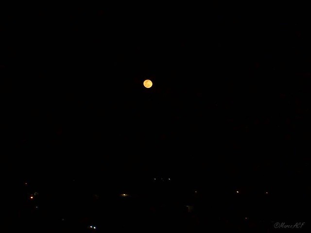 Lua Vermelha, Linda Quase Cheia.