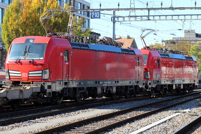 Güterzug mit DB Deutsche Bahn Lokomotive Siemens Vectron 193 330 und 193 345 am Bahnhof Thun im Berner Oberland im Kanton Bern der Schweiz