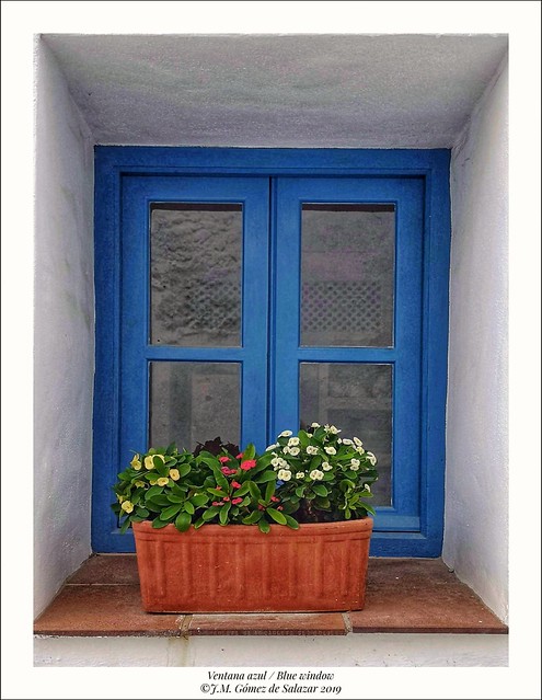 Ventana azul en el pueblo de Frigiliana (Málaga) / Blue window in the town of Frigiliana (Málaga) Spain