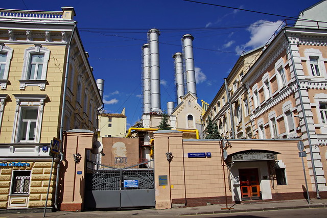 Alte sowjetische Fabrik mit Lenin Bild.