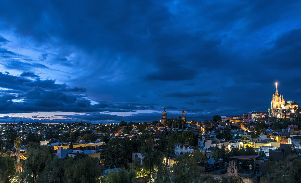 San Miguel de Allende (Mexico) blue hourroquia de San Miguel Arcángel
