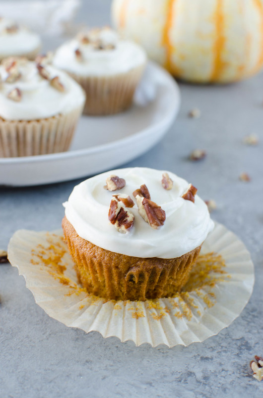 Pumpkin Spice Cupcakes - moist pumpkin cupcakes with pecans and raisins and topped with cream cheese frosting! 