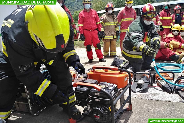 Integrantes de la compañía de bomberos se capacitan en rescate vehicular