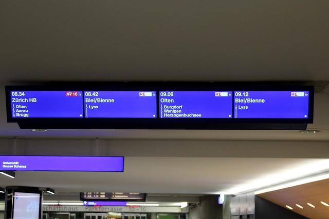 Neue Abfahrtsanzeiger am Bahnhof Bern HB im Kanton Bern der Schweiz