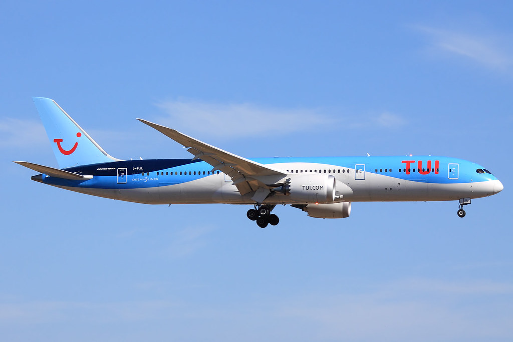 TUI Airways  Boeing 787-9 Dreamliner G-TUIL
