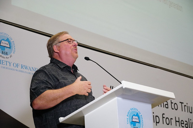 Pastor Rick Warren urged his hearers to follow in the footsteps of Christ