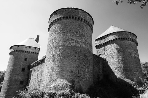 bw noir monochrome lassayleschâteaux mayenne château châteaufort tours forteresse pierre médiéval moyenage