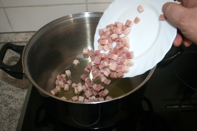 44 - Schinkenwürfeln in Topf geben / Add bacon dices