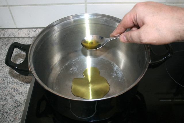 43 - Öl in großen Topf erhitzen / Heat up oil in large pot