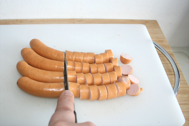 58 - Würstchen in Scheiben schneiden / Cut sausages in slices