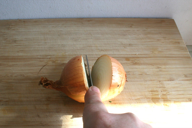20 - Zwiebel halbieren / Half onion